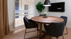 Fyra tygklädda stolar runt ett bord.