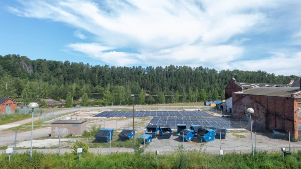 Flera marksolceller mellan tegelbyggnader.