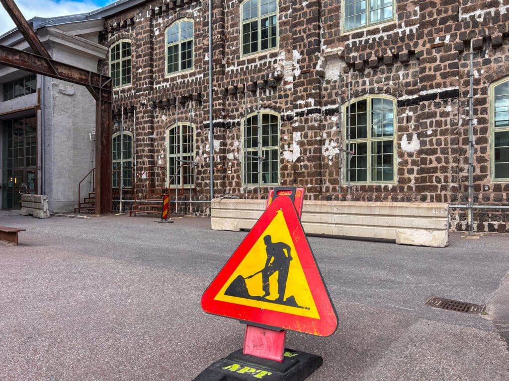 En vägskylt med en gubbe som gräver med en spade.