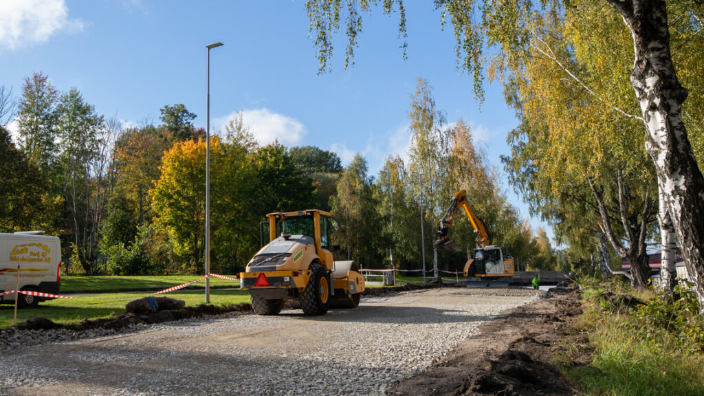 En byggarbetsplats med en lastbil och en traktor.