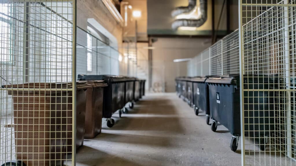 En lång korridor med en massa sorteringskärl i.