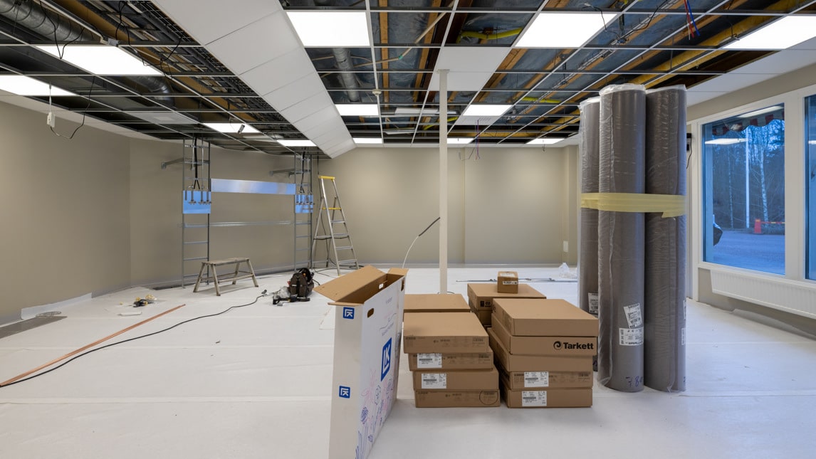 Ett stort rum med många lådor och lådor på golvet.