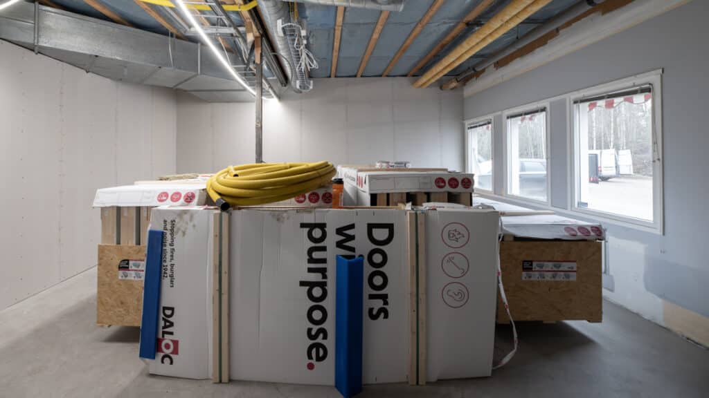 Ett rum med många lådor och lådor på golvet.