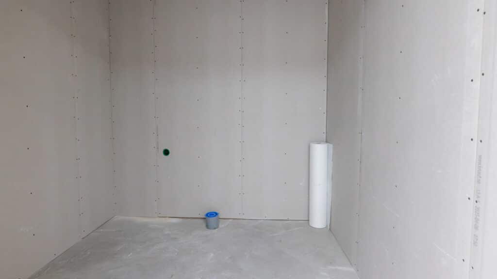 Tomt rum med vita väggar.