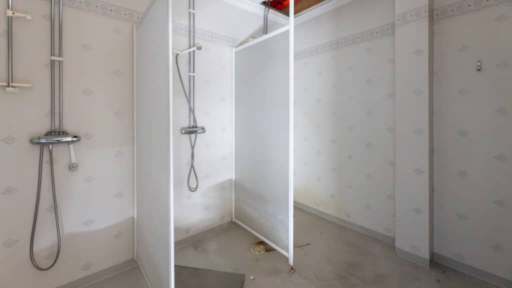 Tre duschbås bredvid varandra.