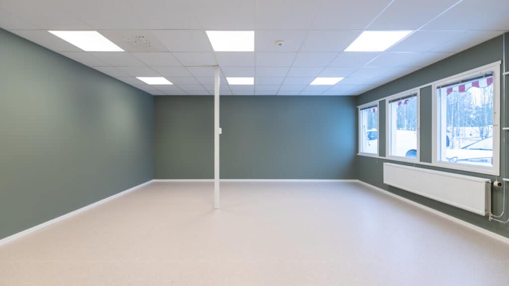 Ett tomt rum med en stolpe i mitten.