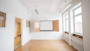 Tomt rum med whiteboard på väggen.