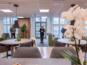 Linda Nilsson, VD på Avesta Industristad AB, håller invigningstal i Koppardalens kontorshotell.