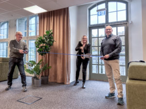 Linda Nilsson, VD på Avesta Industristad AB, klipper band på invigningen av Koppardalens kontorshotell.